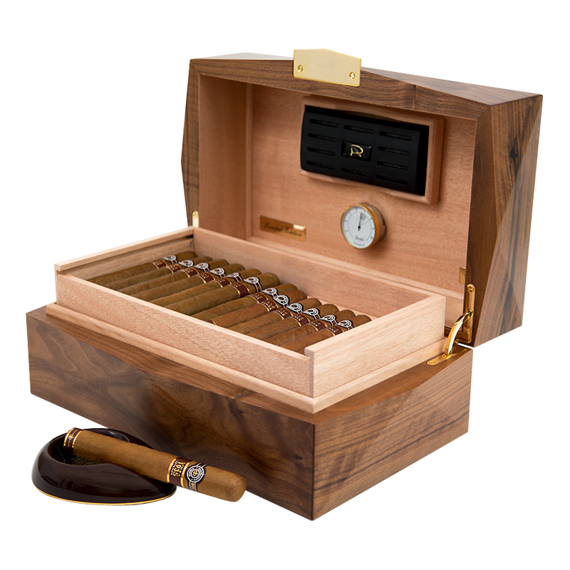 humidor-montecristo-linea-1935-with-ashtray-set