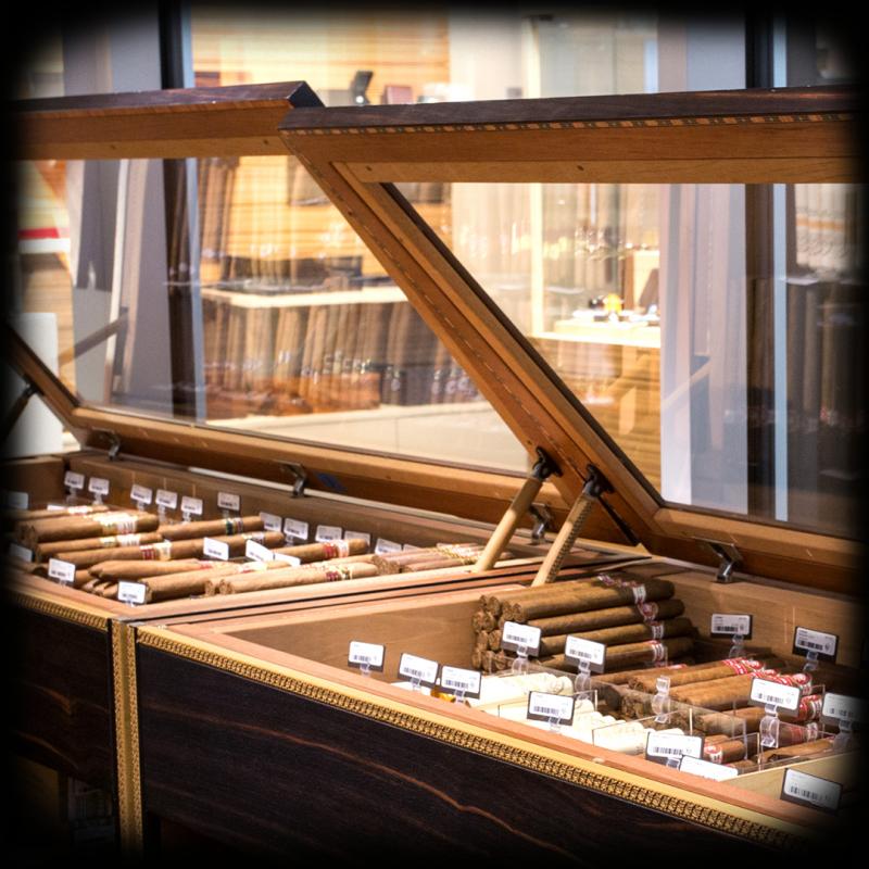 display-humidor-ebony-and-leather-piece